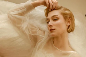 Elizabeth Debicki nổi bật trước dàn diễn viên nữ tại Hollywood.