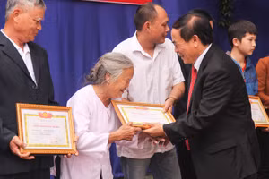 Hội đồng gia tộc họ Ngô trao phần thưởng Ngô Trí Hòa cho gia đình có con cháu đỗ đạt, có thành tích cao trong học tập.