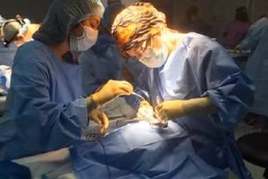 PGS.TS Lâm Hoài Phương (phải) trong một ca phẫu thuật từ thiện.