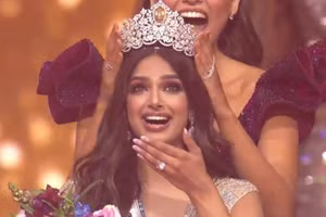 Khoảnh khắc Harnaaz Sandhu đăng quang Hoa hậu Hoàn vũ 2021. Ảnh: Womansera.