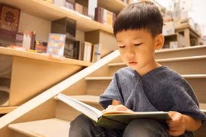 Kỹ năng lắng nghe có thể giúp trẻ dễ tiết chế cảm xúc hơn. Ảnh minh họa.