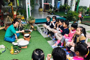 HS Trường Mầm non Bình Minh (Đà Nẵng) trải nghiệm làm bánh thuẫn.