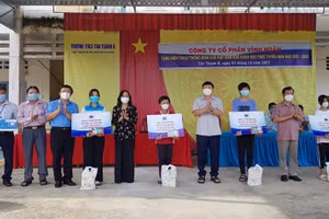 Trao tặng điện thoại thông minh, sim 4G, quà cho HS hoàn cảnh khó khăn huyện Tân Hồng, Đồng Tháp. 