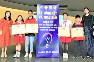 Cô Hương Nhung (ngoài cùng bên phải) bên học sinh đoạt giải thưởng Sáng tạo Thanh Thiếu niên Nhi đồng cấp thành phố năm 2020.