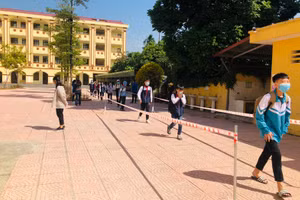 Trường THCS Tây Đằng (Ba Vì, Hà Nội) phân luồng học sinh ngay từ cổng để bảo đảm giãn cách. 