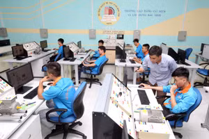 Sinh viên Trường Cao đẳng Cơ điện và Xây dựng Bắc Ninh trong các tiết học kỹ thuật. Ảnh: NVCC