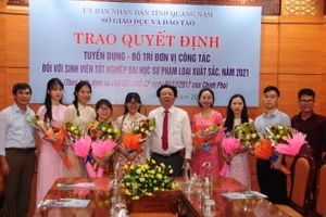 Ông Hà Thanh Quốc – Giám đốc Sở GD&ĐT Quảng Nam trao quyết định bổ nhiệm cho 8 GV trúng tuyển theo diện thu hút SV xuất sắc. 