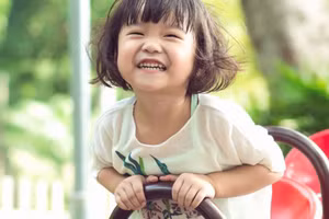 Trẻ lạc quan có thể khiến người xung quanh hạnh phúc. Ảnh minh họa.