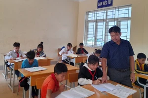 Thầy giáo Lường Văn Dũng dành trọn tình cảm cho các thế hệ học sinh người Hà Nhì nơi cực Tây Bắc suốt 17 năm qua.