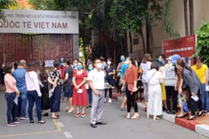 Phụ huynh kéo đến một trường phổ thông quốc tế phản đối chuyện học phí.