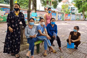 Phụ huynh đến trường trình bày ý kiến, mong muốn con em họ được học tại cơ sở 1.