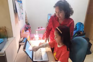 Bố mẹ nên dành thời gian hướng dẫn cho trẻ một số hoạt động giải trí bổ ích qua mạng. Ảnh: Đức Trí.