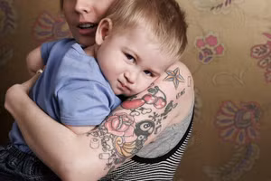 Không phải ai cũng kỳ thị những phụ huynh xăm mình.