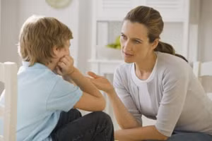 Cha mẹ cần bình tĩnh khi con đổ lỗi cho người khác.