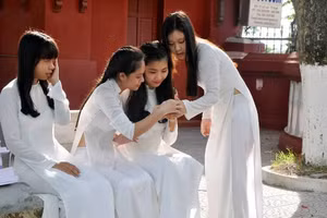  Nữ sinh Huế. Ảnh minh họa