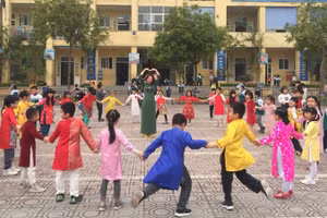 Cô Nguyễn Phương Thảo và học sinh Trường Tiểu học Vĩnh Hưng (ảnh chụp trước thời gian bùng phát dịch Covid-19).