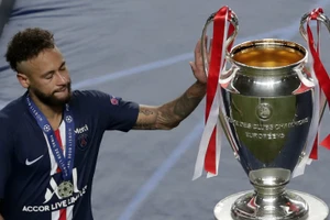 Neymar khóc sau khi PSG thua trong trận chung kết Champions League 2019/2020.