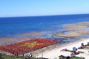 HS Trường THPT Lý Sơn tham gia xếp hình xác lập kỷ lục quốc gia hình lá cờ Tổ quốc Việt Nam trên biển. 