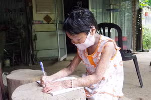 Mặc dù mắc bệnh bẩm sinh nhưng em Nguyễn Xuân Quỳnh Gia luôn cố gắng vươn lên trong học tập.