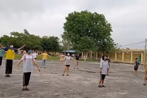 Các em học sinh lớp 10A2 tập thể dục trong khu cách ly tập trung.