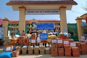 Trường THPT số 1 TP Lào Cai hỗ trợ nhu yếu phẩm cho Trường THPT số 3 Mường Khương. Ảnh: NTCC