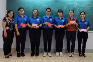 Anh em Bùi Hữu Bảo và Bùi Quốc Bảo bên cô giáo và các bạn - Ảnh chụp khi chưa có dịch Covid-19.