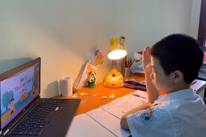 Học sinh Trường Tiểu học Trần Quốc Toản học trực tuyến.