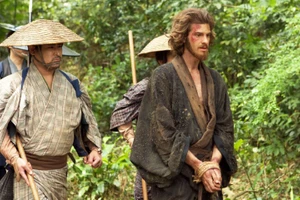 Andrew Garfield trong vai Rodrigues trong phim “Sự im lặng”.