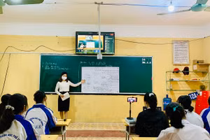 Buổi học trực tiếp vừa trực tuyến tại Trường THPT Cẩm Lý giúp HS thực hiện cách ly tại nhà được học tập tốt nhất. Ảnh: TG