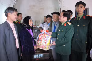 Thượng tướng Nguyễn Huy Hiệu cùng các chiến sĩ tặng quà Mẹ Việt Nam Anh hùng.