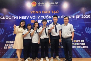 Nhóm học sinh và thầy cô giáo tham dự Cuộc thi HS, SV với ý tưởng khởi nghiệp năm 2020.