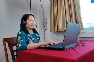 Giáo viên Trường THCS-THPT Đào Duy Anh (Quận 6) có mặt tại trường để dạy học trực tuyến (ảnh chụp ngày 22/2). Ảnh: NTCC 