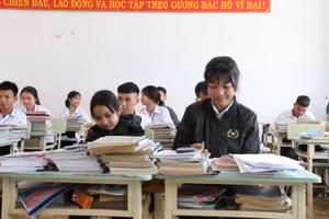 Học sinh Trường DTNT Đắk Hà (Kon Tum) học tập, ôn luyện kiến thức.