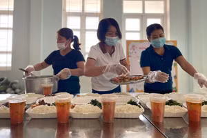 Trong hơn 1 tháng, cô Hải đã cùng các giáo viên nấu hơn 5.000 suất ăn cho khu cách ly.