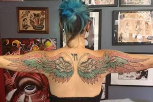 Nhiều chàng trai cho rằng, con gái không nên có hình xăm quá to hoặc sặc sỡ. Ảnh minh họa.