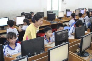 Giờ tin học của học sinh một trường tiểu học ở TPHCM.