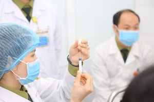 Chuẩn bị tiêm vắc-xin Covid-19 của Việt Nam nhóm liều 50mcg cho các tình nguyện viên. Ảnh: Bộ Y tế cung cấp.