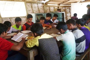 Một lớp học trên thuyền ở Bangladesh.