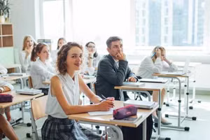 Học sinh trung học Ukraine trong bộ đồng phục mới.