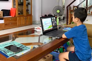 Học sinh lớp 1 làm quen với lớp học trực tuyến trong điều kiện đường truyền Internet không ổn định.