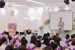 ThS Trần Thành Đức - Hiệu trưởng Trường Trung cấp Quốc tế Khôi Việt trong một buổi khai giảng khóa đào tạo nghề ngắn hạn. 