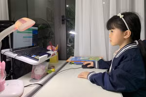 Học sinh Trường Tiểu học Hoàng Diệu (quận Ba Đình) trong một giờ học trực tuyến. Ảnh: TG