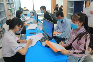 Tân sinh viên làm thủ tục nhập học tại Trường ĐH Công nghiệp Thực phẩm TPHCM năm 2020. Ảnh: CTV