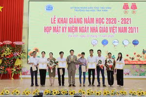 Nguyễn Khánh Bảo Thúy Vy và Thạch Nhựt Hào nhận khen thưởng của Trường ĐH Trà Vinh.