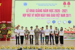 Nguyễn Khánh Bảo Thúy Vy và Thạch Nhựt Hào nhận khen thưởng của Trường ĐH Trà Vinh.