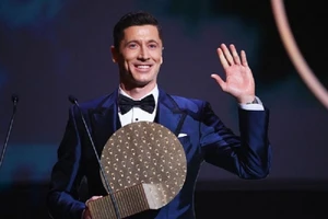 Robert Lewandowski được trao giải “Tiền đạo xuất sắc nhất năm”.