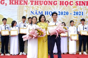 Bà Trần Hồng Thắm, Giám đốc Sở GD&ĐT TP Cần Thơ tuyên dương 2 HS đoạt giải Nhất Kỳ thi chọn HS giỏi cấp quốc gia THPT năm học 2020 - 2021.