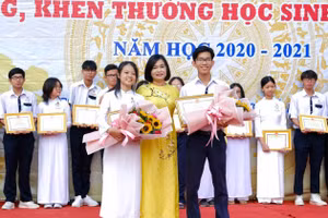Bà Trần Hồng Thắm, Giám đốc Sở GD&ĐT TP Cần Thơ tuyên dương 2 HS đoạt giải Nhất Kỳ thi chọn HS giỏi cấp quốc gia THPT năm học 2020 - 2021.