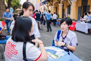 Thí sinh tham dự tư vấn tuyển sinh, hướng nghiệp của Trường ĐH Luật TP Hồ Chí Minh khi chưa có dịch. Ảnh: NVCC