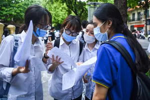 Thí sinh Hà Nội trao đổi kết quả làm bài sau Kỳ thi tốt nghiệp THPT đợt 1 năm 2021.